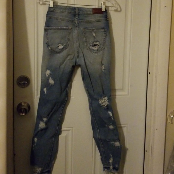 Hollister distressed skinny jeans. - Picture 2 of 3